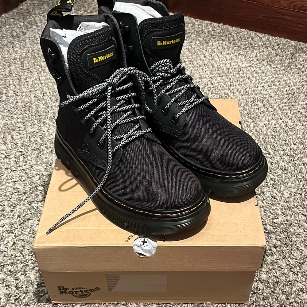 NIB Women’s Dr. Martens Black Boots Size 6 - Picture 1 of 8